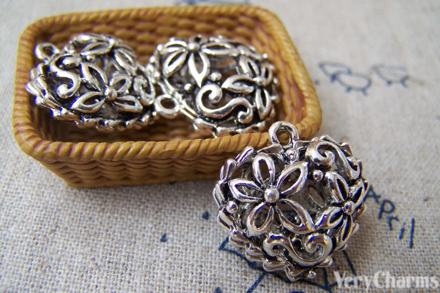 10 pcs of Antique Silver 3D Filigree Flower Heart Pendants 18x20mm A910