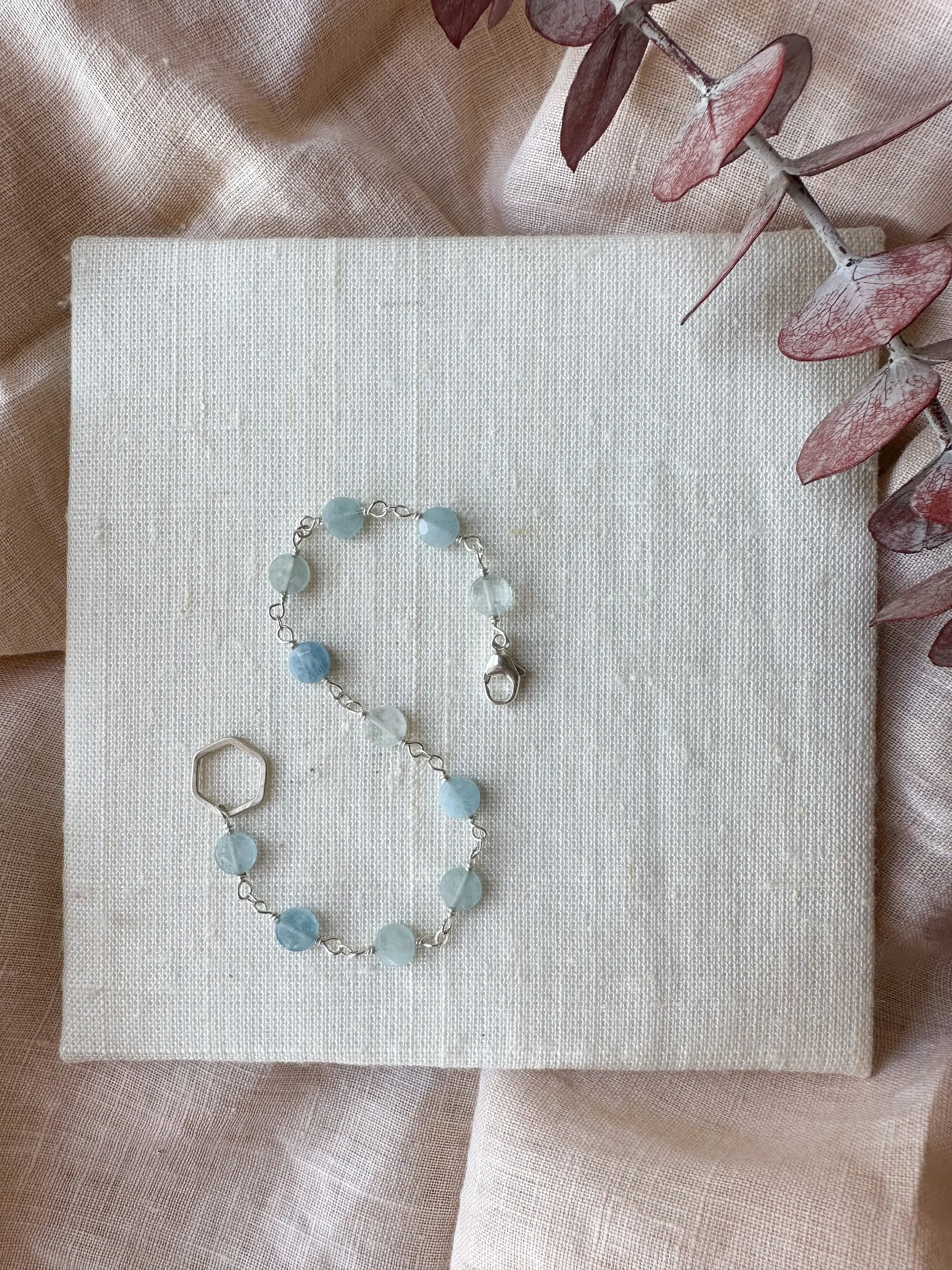 B2315 - forged link with coin shaped faceted aquamarine bracelet