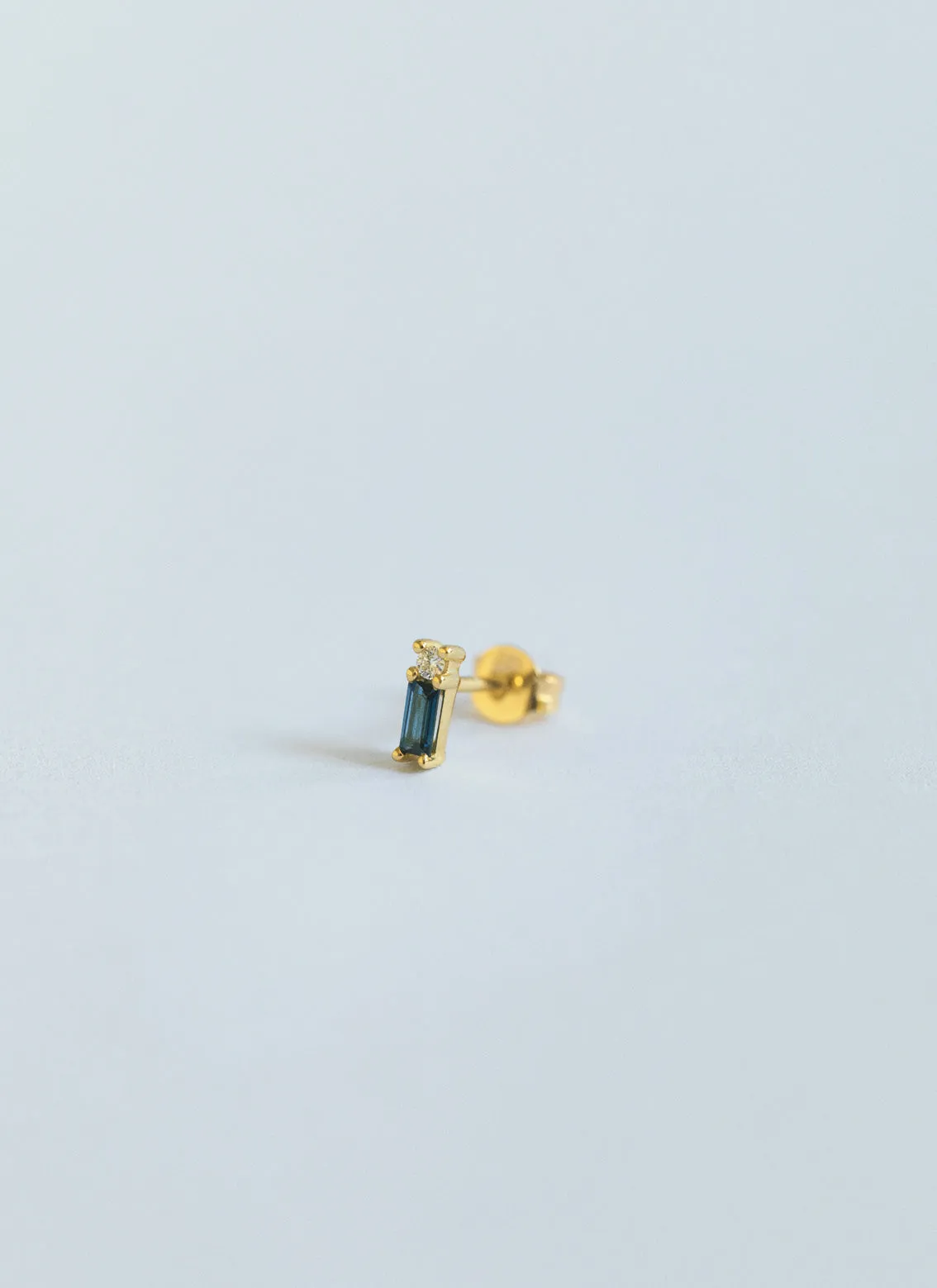 Kira diamond sapphire single earstud 14k gold