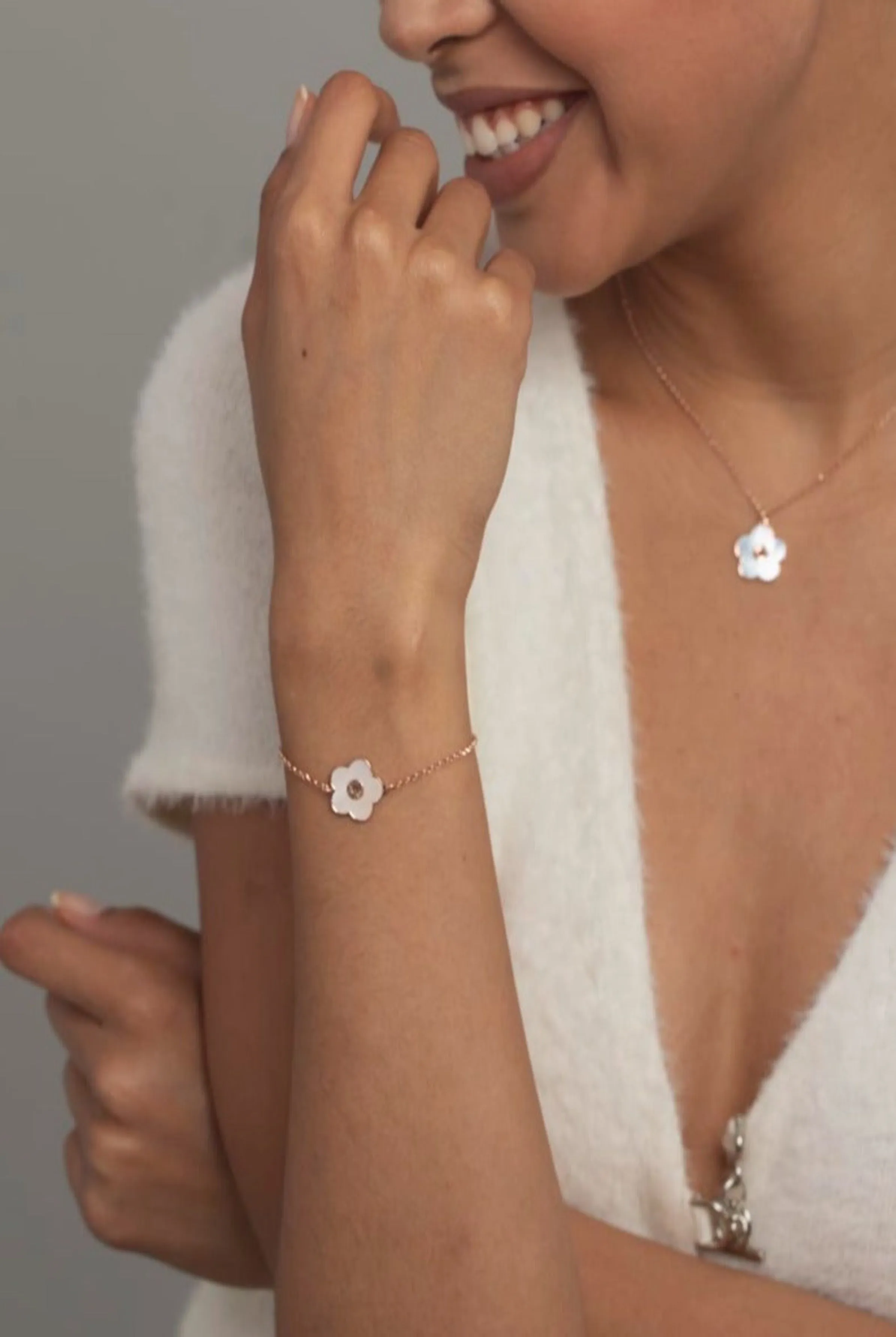 Mother Of Pearl Flower Pendant Bracelet