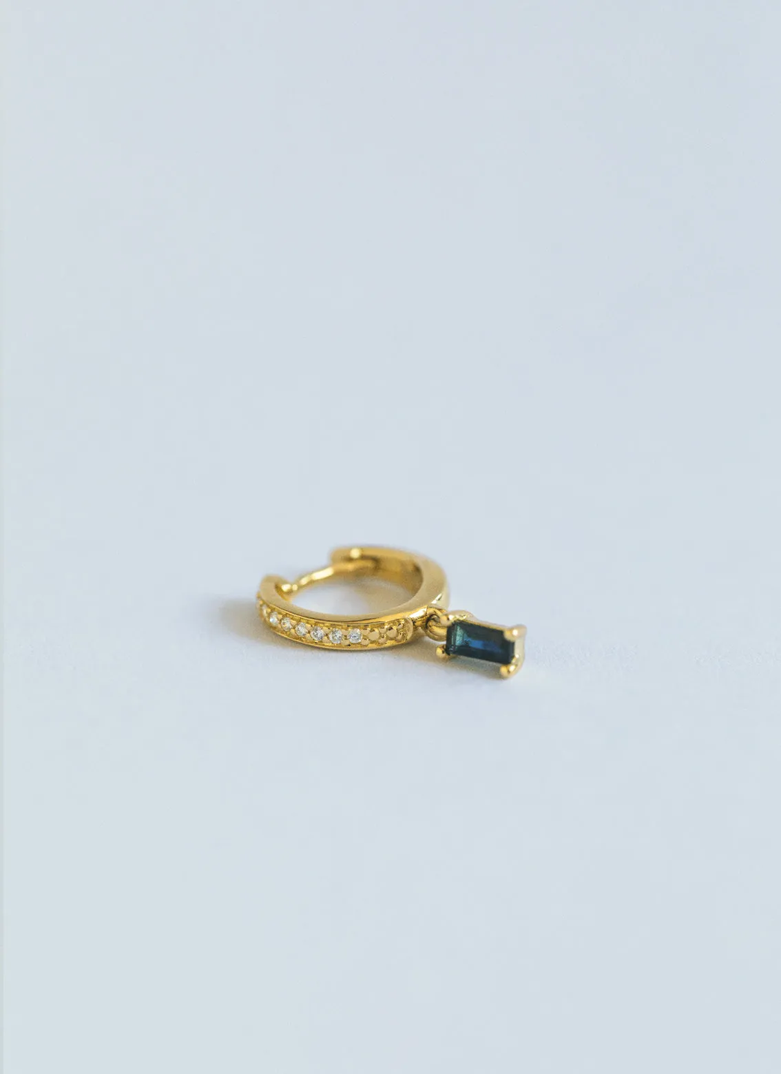 Piper diamond sapphire single huggie 14k gold